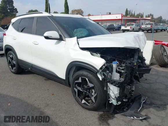 ✅ 2024 Kia Seltos EX • VIN: KNDER2AA2R7501488 • Лот: 43682000. Опубліковано раніше на IAAI з пробігом 20 799 миль. Безкоштовний доступ до архіву аукціонних продажів зі США та докладний звіт про історію автомобіля на DreamBid. Зображення 1.
