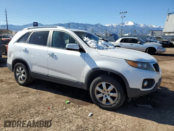 ✅ 2011 Kia Sorento LX • VIN: 5XYKT4A12BG117459 • Lot: 80505664. Wystawiony na Copart z przebiegiem 220 095 mil. Bezpłatny archiwum sprzedaży aukcyjnych z USA i szczegółowy raport historii pojazdu na DreamBid. Zdjęcie 4.