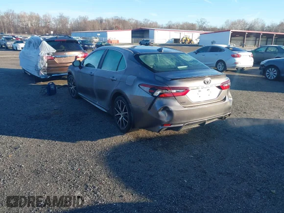 ✅ 2021 Toyota Camry SE • VIN: 4T1G11BK2MU031258 • Lot: 43743174. Wystawiony na IAAI z przebiegiem 67 038 mil. Bezpłatny archiwum sprzedaży aukcyjnych z USA i szczegółowy raport historii pojazdu na DreamBid. Zdjęcie 3.