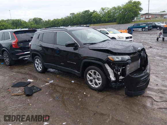✅ 2025 Jeep Compass Latitude • VIN: 3C4NJDBN8ST598475 • Lot: 45099360. Wystawiony na IAAI z przebiegiem 8 810 mil. Bezpłatny archiwum sprzedaży aukcyjnych z USA i szczegółowy raport historii pojazdu na DreamBid. Zdjęcie 1.