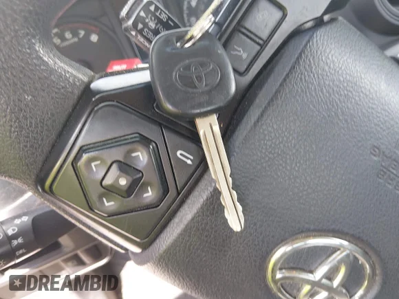 ✅ 2018 Toyota Tacoma SR • VIN: 5TFSX5EN6JX059925 • Lot: 44916162. Wystawiony na IAAI z przebiegiem 224 951 mil. Bezpłatny archiwum sprzedaży aukcyjnych z USA i szczegółowy raport historii pojazdu na DreamBid. Zdjęcie 11.
