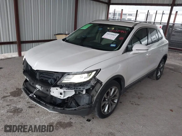 ✅ 2018 Lincoln MKC Select • VIN: 5LMCJ2C9XJUL13026 • Lot: 44220861. Wystawiony na IAAI z przebiegiem 141 617 mil. Bezpłatny archiwum sprzedaży aukcyjnych z USA i szczegółowy raport historii pojazdu na DreamBid. Zdjęcie 2.
