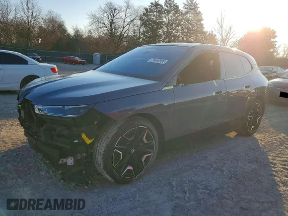 ✅ 2022 BMW iX xDrive50 • VIN: WB523CF03NCK72066 • Лот: 76640905. Опубліковано раніше на Copart з пробігом 28 992 миль. Безкоштовний доступ до архіву аукціонних продажів зі США та докладний звіт про історію автомобіля на DreamBid. Зображення 1.