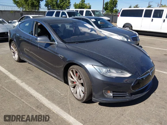 ✅ 2015 Tesla Model S 85D • VIN: 5YJSA1H47FF083990 • Lot: 45570020. Wystawiony na IAAI z przebiegiem 126 277 mil. Bezpłatny archiwum sprzedaży aukcyjnych z USA i szczegółowy raport historii pojazdu na DreamBid. Zdjęcie 1.