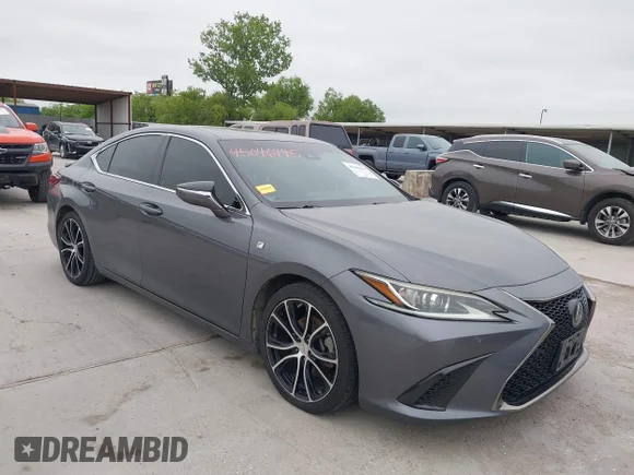 ✅ 2019 Lexus ES 350 • VIN: 58ABZ1B10KU042940 • Лот: 45046445. Опубліковано раніше на IAAI з пробігом 133 681 миль. Безкоштовний доступ до архіву аукціонних продажів зі США та докладний звіт про історію автомобіля на DreamBid. Зображення 1.