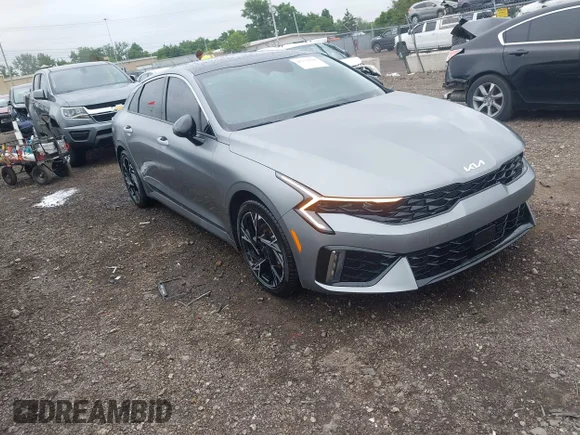 ✅ 2025 Kia K5 GT-Line • VIN: KNAG64J76S5367651 • Lot: 45332580. Wystawiony na IAAI z przebiegiem 16 088 mil. Bezpłatny archiwum sprzedaży aukcyjnych z USA i szczegółowy raport historii pojazdu na DreamBid. Zdjęcie 1.