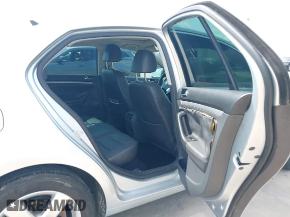 ✅ 2008 Volkswagen Jetta SE • VIN: 3VWRZ71K58M198165 • Lot: 43157774. Wystawiony na IAAI z przebiegiem 196 905 mil. Bezpłatny archiwum sprzedaży aukcyjnych z USA i szczegółowy raport historii pojazdu na DreamBid. Zdjęcie 8.