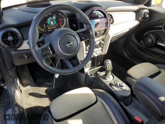 ✅ 2024 MINI Hardtop Cooper SE • VIN: WMW13DJ0XR2U84162 • Lot: 91054485. Wystawiony na Copart z przebiegiem 16 950 mil. Bezpłatny archiwum sprzedaży aukcyjnych z USA i szczegółowy raport historii pojazdu na DreamBid. Zdjęcie 8.