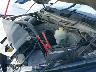 2013 Ram 1500 Express z VIN 3C6JR6AT8DG505511, wystawiony jako IAAI lot #43104315 z przebiegiem 306 996 mil mil oraz . Historia ofert i sprzedaży dostępna na DreamBid. Obrazek 19.