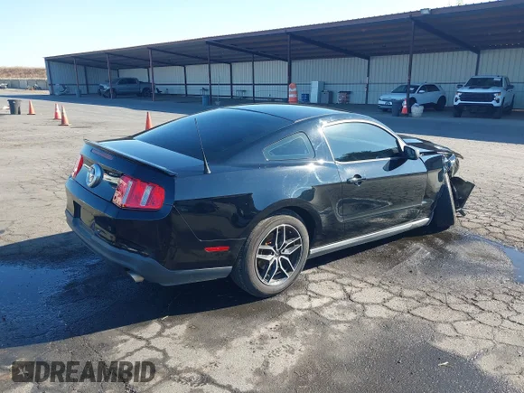 ✅ 2012 Ford Mustang Premium • VIN: 1ZVBP8AM4C5261141 • Lot: 43217325. Wystawiony na IAAI z przebiegiem 129 419 mil. Bezpłatny archiwum sprzedaży aukcyjnych z USA i szczegółowy raport historii pojazdu na DreamBid. Zdjęcie 4.