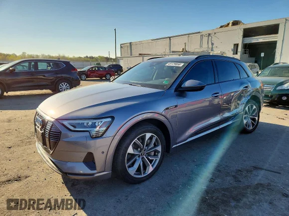 ✅ 2021 Audi e-tron Premium Plus • VIN: WA1LAAGEXMB010704 • Lot: 49129056. Wystawiony na Copart z przebiegiem 54 023 mil. Bezpłatny archiwum sprzedaży aukcyjnych z USA i szczegółowy raport historii pojazdu na DreamBid. Zdjęcie 1.