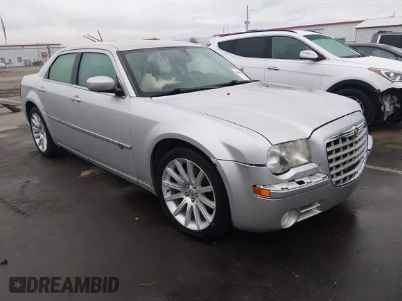 ✅ 2008 Chrysler 300 C Hemi • VIN: 2C3LA63H98H273965 • Lot: 44061177. Wystawiony na IAAI z przebiegiem 181 655 mil. Bezpłatny archiwum sprzedaży aukcyjnych z USA i szczegółowy raport historii pojazdu na DreamBid. Zdjęcie 1.