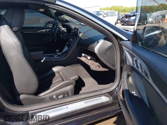✅ 2019 BMW 8 Series M850i xDrive • VIN: WBAFY4C52KBX39117 • Lot: 44984466. Wystawiony na IAAI z przebiegiem 27 872 mil. Bezpłatny archiwum sprzedaży aukcyjnych z USA i szczegółowy raport historii pojazdu na DreamBid. Zdjęcie 5.