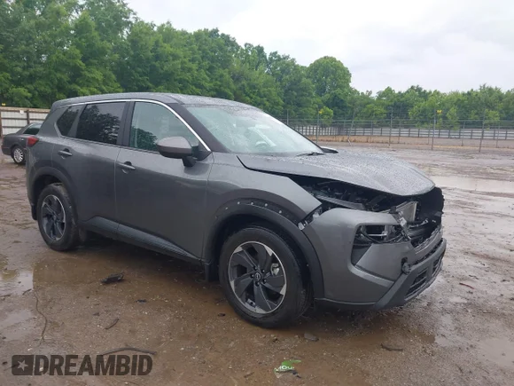 ✅ 2025 Nissan Rogue SV • VIN: 5N1BT3BA1SC859182 • Лот: 45183474. Опубліковано раніше на IAAI з пробігом 5 803 миль. Безкоштовний доступ до архіву аукціонних продажів зі США та докладний звіт про історію автомобіля на DreamBid. Зображення 1.