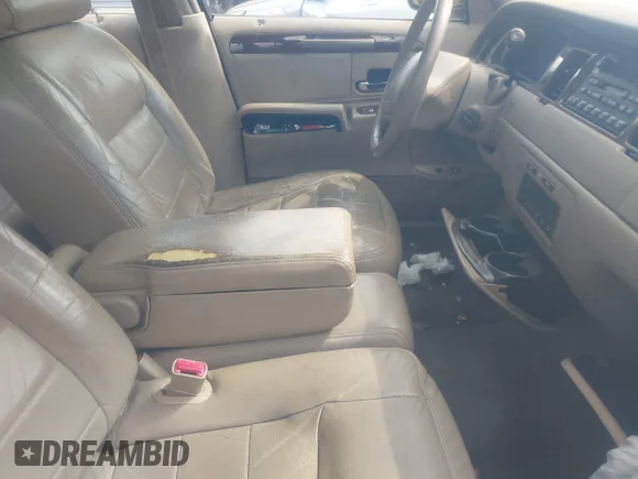 ✅ 2000 Lincoln Town Car Signature • VIN: 1LNHM82W2YY865648 • Lot: 42230897. Wystawiony na IAAI z przebiegiem 195 602 mil. Bezpłatny archiwum sprzedaży aukcyjnych z USA i szczegółowy raport historii pojazdu na DreamBid. Zdjęcie 5.