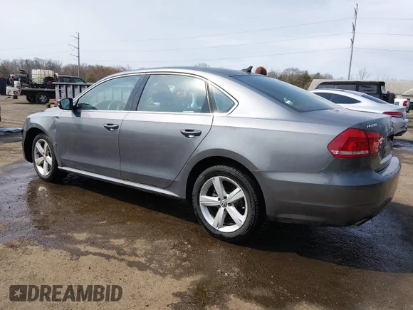 ✅ 2013 Volkswagen Passat SE • VIN: 1VWBP7A33DC060006 • Lot: 44604172. Wystawiony na IAAI z przebiegiem 84 421 mil. Bezpłatny archiwum sprzedaży aukcyjnych z USA i szczegółowy raport historii pojazdu na DreamBid. Zdjęcie 3.