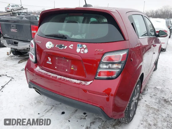 ✅ 2020 Chevrolet Sonic LT • VIN: 1G1JD6SBXL4134949 • Lot: 44285589. Wystawiony na IAAI z przebiegiem 79 983 mil. Bezpłatny archiwum sprzedaży aukcyjnych z USA i szczegółowy raport historii pojazdu na DreamBid. Zdjęcie 4.