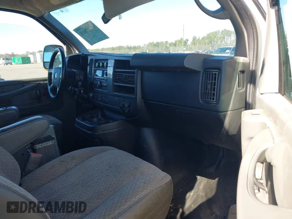✅ 2012 Chevrolet Express Cargo • VIN: 1GCWGFCA7C1100284 • Lot: 41327810. Wystawiony na IAAI z przebiegiem 211 077 mil. Bezpłatny archiwum sprzedaży aukcyjnych z USA i szczegółowy raport historii pojazdu na DreamBid. Zdjęcie 5.