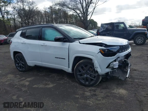 ✅ 2025 Jeep Compass Limited • VIN: 3C4NJDCNXST539328 • Лот: 44018828. Опубликован ранее на IAAI с пробегом 12 610 миль. Бесплатный доступ к архиву аукционных продаж из США и подробный отчёт об истории автомобиля на DreamBid. Изображение 1.