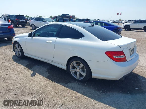 ✅ 2013 Mercedes-Benz C 250 • VIN: WDDGJ4HB9DG061679 • Lot: 45243053. Wystawiony na IAAI z przebiegiem 119 988 mil. Bezpłatny archiwum sprzedaży aukcyjnych z USA i szczegółowy raport historii pojazdu na DreamBid. Zdjęcie 3.