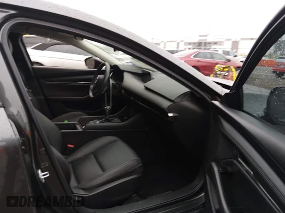 ✅ 2024 Mazda 3 S Select Sport • VIN: 3MZBPABM8RM406514 • Lot: 45140602. Wystawiony na IAAI z przebiegiem 21 794 mil. Bezpłatny archiwum sprzedaży aukcyjnych z USA i szczegółowy raport historii pojazdu na DreamBid. Zdjęcie 5.