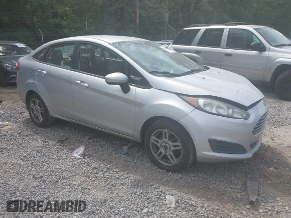 ✅ 2019 Ford Fiesta SE • VIN: 3FADP4BJ9KM164525 • Lot: 45217864. Wystawiony na IAAI z przebiegiem 67 872 mil. Bezpłatny archiwum sprzedaży aukcyjnych z USA i szczegółowy raport historii pojazdu na DreamBid. Zdjęcie 1.