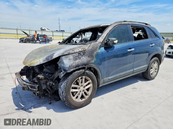 ✅ 2015 Kia Sorento LX • VIN: 5XYKT3A64FG584538 • Лот: 52320216. Опубликован ранее на Copart с пробегом Не указан. Бесплатный доступ к архиву аукционных продаж из США и подробный отчёт об истории автомобиля на DreamBid. Изображение 1.