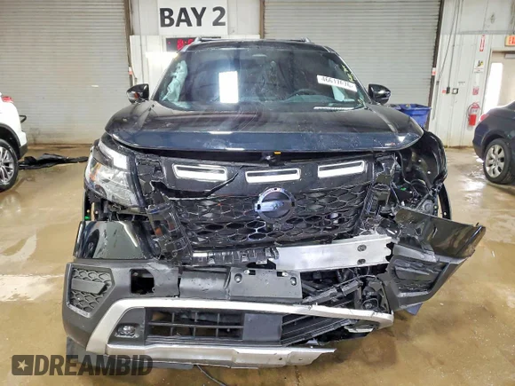 ✅ 2025 Nissan Pathfinder Rock Creek • VIN: 5N1DR3BD0SC318156 • Lot: 46617676. Wystawiony na Copart z przebiegiem 2 801 mil. Bezpłatny archiwum sprzedaży aukcyjnych z USA i szczegółowy raport historii pojazdu na DreamBid. Zdjęcie 5.