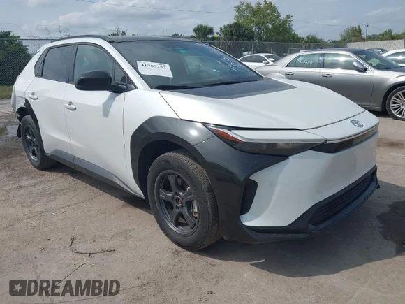 ✅ 2023 Toyota bZ4X XLE • VIN: JTMAAAAA0PA020218 • Lot: 41707253. Wystawiony na IAAI z przebiegiem 30 187 mil. Bezpłatny archiwum sprzedaży aukcyjnych z USA i szczegółowy raport historii pojazdu na DreamBid. Zdjęcie 1.