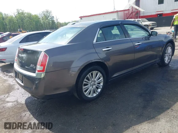 ✅ 2014 Chrysler 300 C John Varvatos Luxury Edition • VIN: 2C3CCAJG2EH297897 • Lot: 44859910. Wystawiony na IAAI z przebiegiem 79 826 mil. Bezpłatny archiwum sprzedaży aukcyjnych z USA i szczegółowy raport historii pojazdu na DreamBid. Zdjęcie 4.