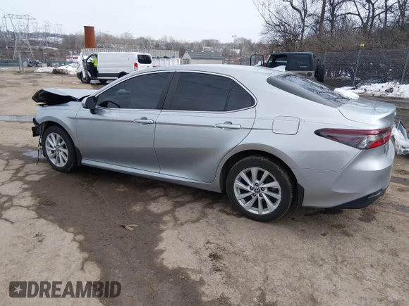 ✅ 2022 Toyota Camry LE • VIN: 4T1C11AK6NU657025 • Lot: 44488394. Wystawiony na IAAI z przebiegiem 90 259 mil. Bezpłatny archiwum sprzedaży aukcyjnych z USA i szczegółowy raport historii pojazdu na DreamBid. Zdjęcie 3.