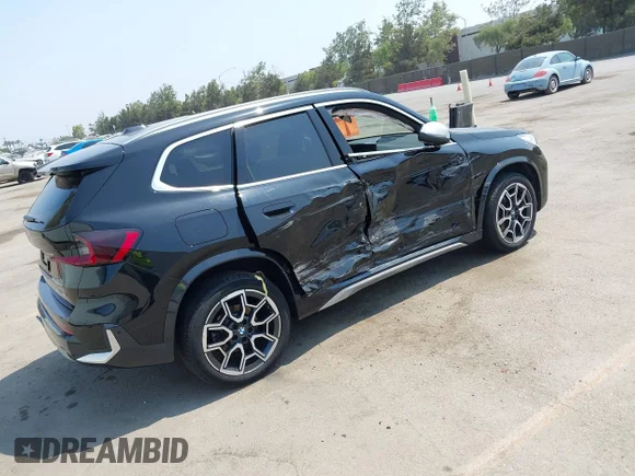 ✅ 2023 BMW X1 xDrive28i • VIN: WBX73EF06P5W82439 • Lot: 42725723. Wystawiony na IAAI z przebiegiem 15 876 mil. Bezpłatny archiwum sprzedaży aukcyjnych z USA i szczegółowy raport historii pojazdu na DreamBid. Zdjęcie 4.