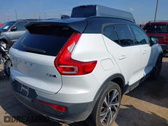 ✅ 2020 Volvo XC40 R-Design • VIN: YV4162UM4L2342374 • Lot: 42730410. Wystawiony na IAAI z przebiegiem 66 809 mil. Bezpłatny archiwum sprzedaży aukcyjnych z USA i szczegółowy raport historii pojazdu na DreamBid. Zdjęcie 4.