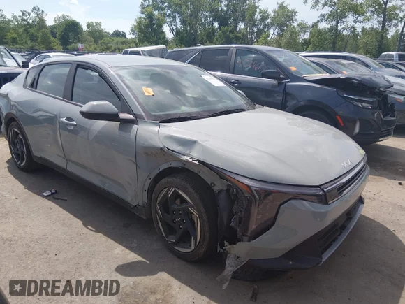 ✅ 2025 Kia K4 EX • VIN: 3KPFU4DE4SE173395 • Лот: 45299101. Опубликован ранее на IAAI с пробегом 16 147 миль. Бесплатный доступ к архиву аукционных продаж из США и подробный отчёт об истории автомобиля на DreamBid. Изображение 1.