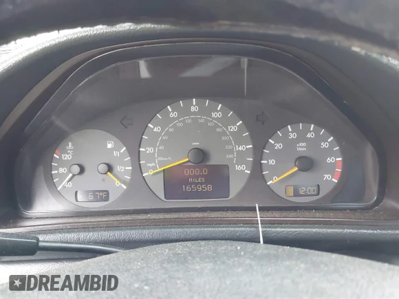 ✅ 2000 Mercedes-Benz CLK 320/430 • VIN: WDBLJ70G4YF151852 • Лот: 42499171. Опубліковано раніше на IAAI з пробігом 165 958 миль. Безкоштовний доступ до архіву аукціонних продажів зі США та докладний звіт про історію автомобіля на DreamBid. Зображення 7.