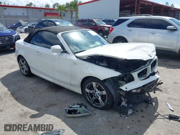 ✅ 2013 BMW 1 Series 128i • VIN: WBAUN1C51DVR01688 • Лот: 44831269. Опубліковано раніше на IAAI з пробігом 102 984 миль. Безкоштовний доступ до архіву аукціонних продажів зі США та докладний звіт про історію автомобіля на DreamBid. Зображення 1.