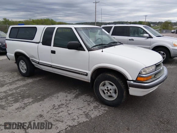 ✅ 2000 Chevrolet S-10 LS • VIN: 1GCDT19W4YK142275 • Lot: 44870583. Wystawiony na IAAI z przebiegiem 217 263 mil. Bezpłatny archiwum sprzedaży aukcyjnych z USA i szczegółowy raport historii pojazdu na DreamBid. Zdjęcie 1.