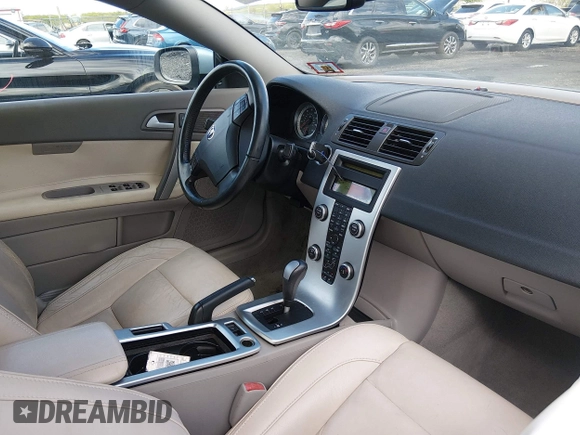 ✅ 2011 Volvo C70 • VIN: YV1672MC9BJ114981 • Lot: 45014224. Wystawiony na IAAI z przebiegiem 118 822 mil. Bezpłatny archiwum sprzedaży aukcyjnych z USA i szczegółowy raport historii pojazdu na DreamBid. Zdjęcie 5.