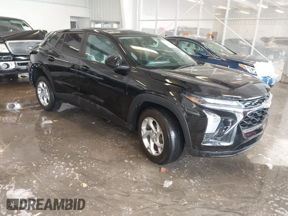 ✅ 2025 Chevrolet Trax LS • VIN: KL77LFEP4SC058562 • Лот: 44539198. Опубликован ранее на IAAI с пробегом 39 976 миль. Бесплатный доступ к архиву аукционных продаж из США и подробный отчёт об истории автомобиля на DreamBid. Изображение 1.