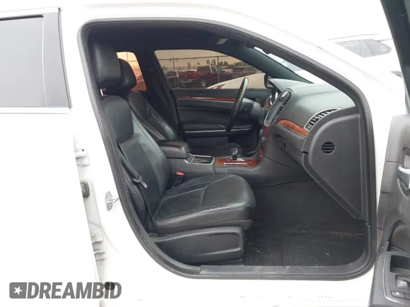 ✅ 2014 Chrysler 300 • VIN: 2C3CCAAG0EH193716 • Lot: 44150005. Wystawiony na IAAI z przebiegiem 201 094 mil. Bezpłatny archiwum sprzedaży aukcyjnych z USA i szczegółowy raport historii pojazdu na DreamBid. Zdjęcie 5.