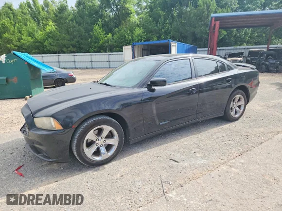 ✅ 2013 Dodge Charger SE • VIN: 2C3CDXBG1DH526678 • Lot: 56955466. Wystawiony na Copart z przebiegiem 241 061 mil. Bezpłatny archiwum sprzedaży aukcyjnych z USA i szczegółowy raport historii pojazdu na DreamBid. Zdjęcie 1.