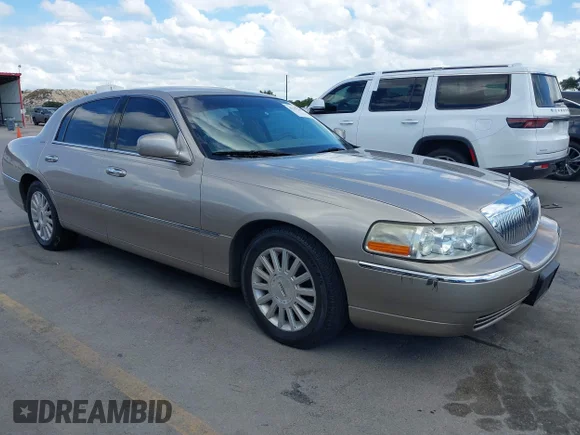 ✅ 2003 Lincoln Town Car Executive • VIN: 1LNHM81W33Y670426 • Лот: 45347565. Опубликован ранее на IAAI с пробегом 85 855 миль. Бесплатный доступ к архиву аукционных продаж из США и подробный отчёт об истории автомобиля на DreamBid. Изображение 1.
