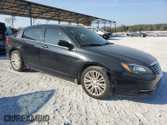 ✅ 2012 Chrysler 200 LX • VIN: 1C3CCBAB5CN256985 • Лот: 78320664. Опубліковано раніше на Copart з пробігом 211 469 миль. Безкоштовний доступ до архіву аукціонних продажів зі США та докладний звіт про історію автомобіля на DreamBid. Зображення 4.