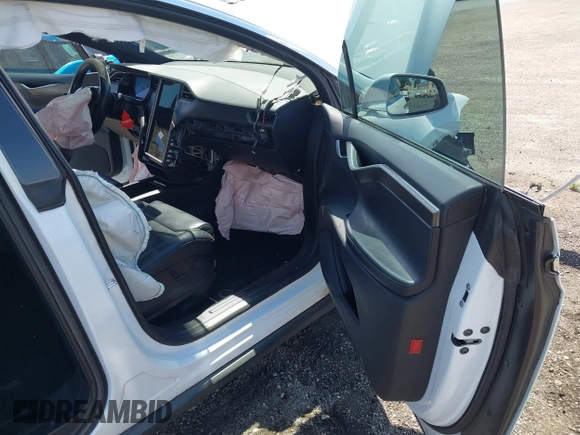 ✅ 2018 Tesla Model X 75D • VIN: 5YJXCAE26JF126906 • Lot: 44954270. Wystawiony na IAAI z przebiegiem 124 581 mil. Bezpłatny archiwum sprzedaży aukcyjnych z USA i szczegółowy raport historii pojazdu na DreamBid. Zdjęcie 5.