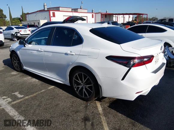 ✅ 2021 Toyota Camry SE • VIN: 4T1G11AK4MU498280 • Lot: 44849936. Wystawiony na IAAI z przebiegiem 77 992 mil. Bezpłatny archiwum sprzedaży aukcyjnych z USA i szczegółowy raport historii pojazdu na DreamBid. Zdjęcie 3.