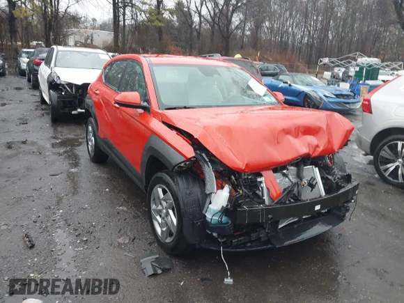 ✅ 2025 Hyundai Kona SE • VIN: KM8HACAB0SU221817 • Лот: 44642068. Опубліковано раніше на IAAI з пробігом 7 203 миль. Безкоштовний доступ до архіву аукціонних продажів зі США та докладний звіт про історію автомобіля на DreamBid. Зображення 1.