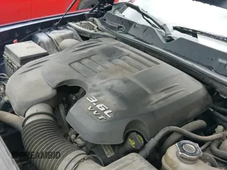 2014 Dodge Challenger SXT z VIN 2C3CDYAG0EH313973, wystawiony jako IAAI lot #43497087 z przebiegiem 136 844 mil mil oraz . Historia ofert i sprzedaży dostępna na DreamBid. Obrazek 18.