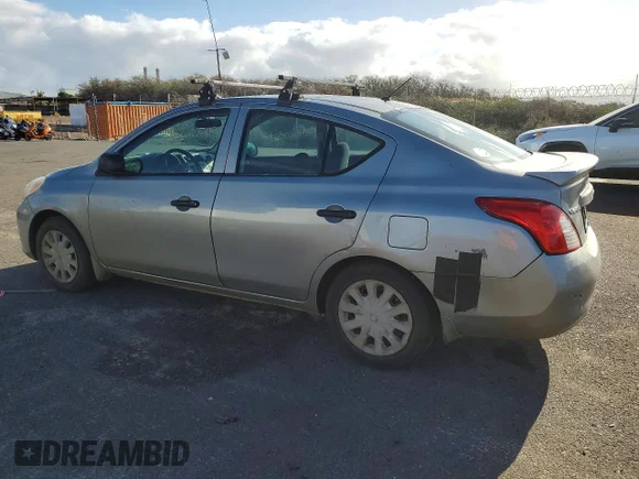 ✅ 2014 Nissan Versa SV • VIN: 3N1CN7APXEL838696 • Лот: 47955436. Опубліковано раніше на Copart з пробігом 122 755 миль. Безкоштовний доступ до архіву аукціонних продажів зі США та докладний звіт про історію автомобіля на DreamBid. Зображення 2.