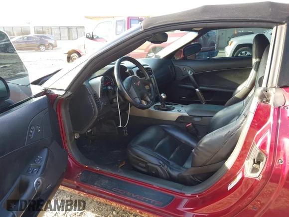 ✅ 2005 Chevrolet Corvette • VIN: 1G1YY34U055133001 • Lot: 41605999. Wystawiony na IAAI z przebiegiem 135 772 mil. Bezpłatny archiwum sprzedaży aukcyjnych z USA i szczegółowy raport historii pojazdu na DreamBid. Zdjęcie 8.