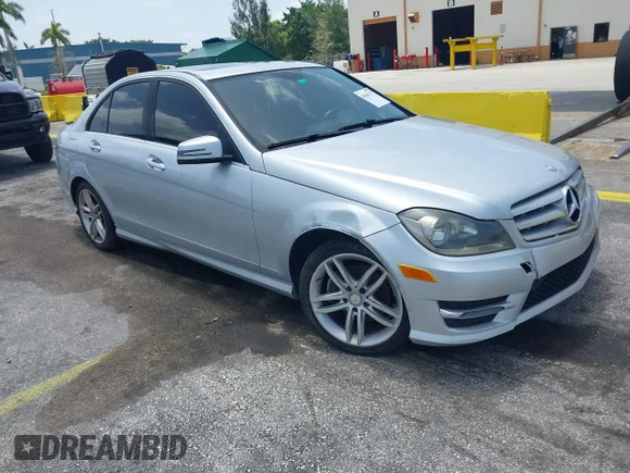 ✅ 2013 Mercedes-Benz C 250 Sport • VIN: WDDGF4HBXDR296050 • Lot: 45601377. Wystawiony na IAAI z przebiegiem 174 192 mil. Bezpłatny archiwum sprzedaży aukcyjnych z USA i szczegółowy raport historii pojazdu na DreamBid. Zdjęcie 1.